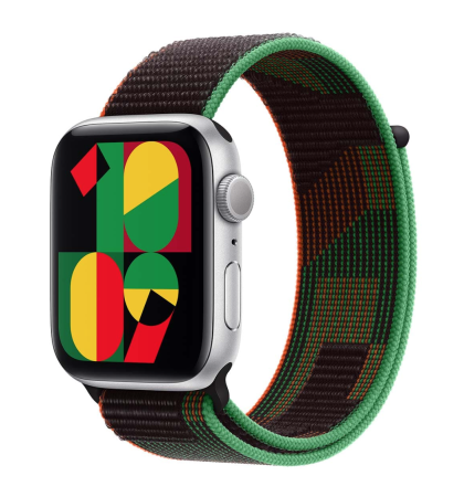 Apple Watch SE (2024), 44 мм корпус из алюминия цвета «Silver», ремешок Sport Loop цвета «Black Unity»