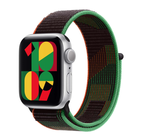 Apple Watch SE (2024), 40 мм корпус из алюминия цвета «Silver», ремешок Sport Loop цвета «Black Unity»