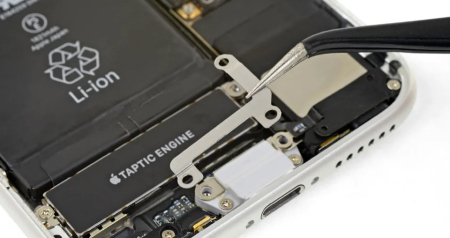 Замена вибромотора на iPhone SE (2020)